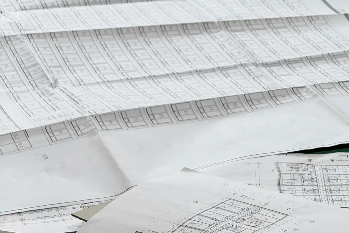 Plans techniques d'exécution étalés sur une table de travail